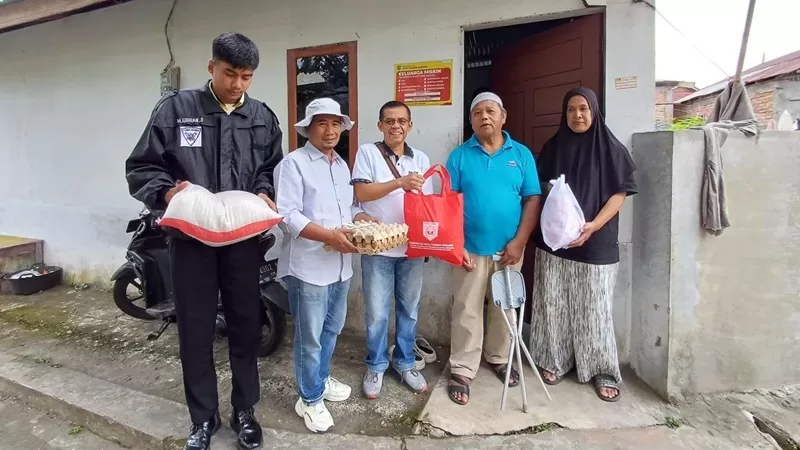  Pemerintah Kota Padang Panjang menyalurkan bantuan permakanan dan sandang kepada 219 Keluarga Penerima Manfaat (KPM) dari kelompok rentan menjelang Hari Ulang Tahun (HUT) ke-81 Kemerdekaan Republik Indonesia. Bantuan tersebut diberikan kepada penyandang disabilitas, anak terlantar, dan lanjut usia terlantar pada Minggu (16/8/2026). (Foto: Pemko Padang Panjang)