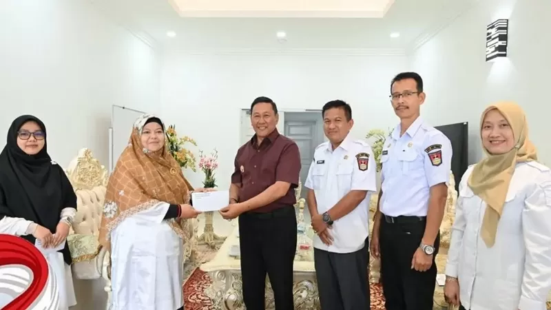 Prosesi pelepasan berlangsung di ruang pertemuan Rumah Dinas Wali Kota Bukittinggi, Rabu (19/8/2026). (Foto: Pemko Bukittinggi)