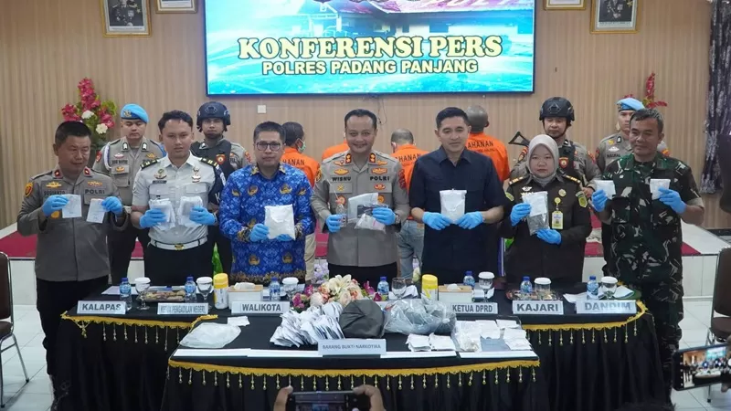 Konferensi pers pengungkapan kasus tindak pidana narkotika di Aula Mapolres Padang Panjang, Kamis (27/8/2026).  (Foto: Pemko Padang Panjang)