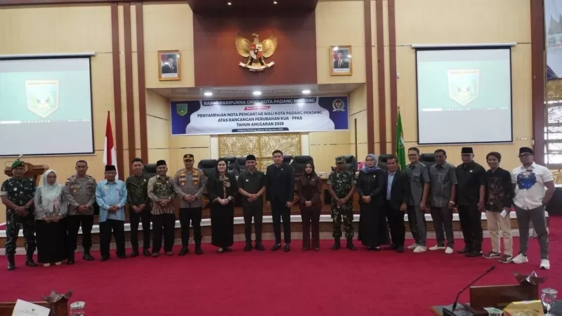 Penyampaian Nota Pengantar Wali Kota terhadap Rancangan Perubahan Kebijakan Umum Anggaran (KUA) serta Perubahan Prioritas dan Plafon Anggaran Sementara (PPAS) Tahun Anggaran 2026 yang dibacakan Wakil Wali Kota Padang Panjang, Allex Saputra, pada Rapat Paripurna DPRD Kota Padang Panjang, Kamis (6/8/2026), di Ruang Rapat DPRD. (Foto: Pemko Padang Panjang)