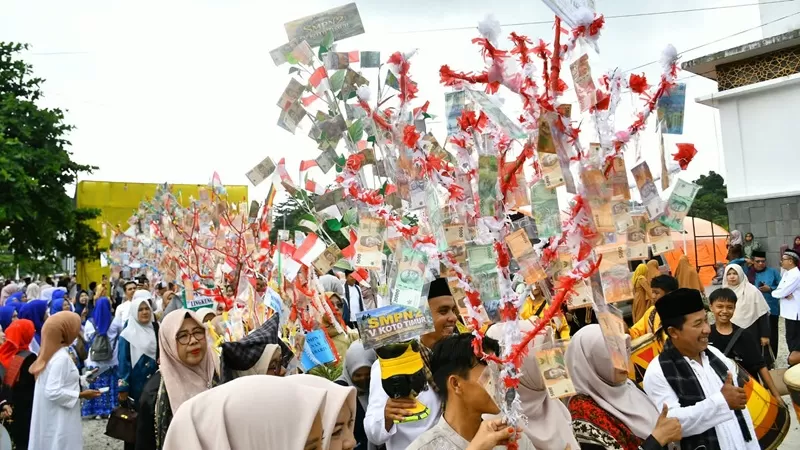 Ribuan masyarakat memadati halaman Masjid Raya IKK Ali Mukhni saat puncak Mauluik Gadang 2026 Padang Pariaman digelar pada Selasa (25/8/2026). (Foto: Pemkab Padang Pariaman)
