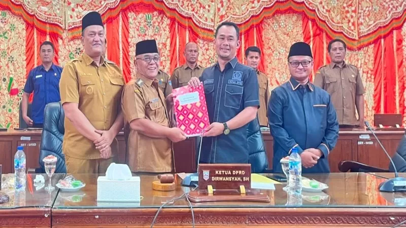 Nota pengantar KUA dan PPAS Perubahan APBD Tahun Anggaran 2026 disampaikan Bupati Pasaman Barat Yulianto yang didampingi Wakil Bupati M. Ihpan dalam rapat paripurna DPRD Pasaman Barat di Aula DPRD setempat, Selasa (4/8/2026). (Foto: Pemkab Pasbar)
