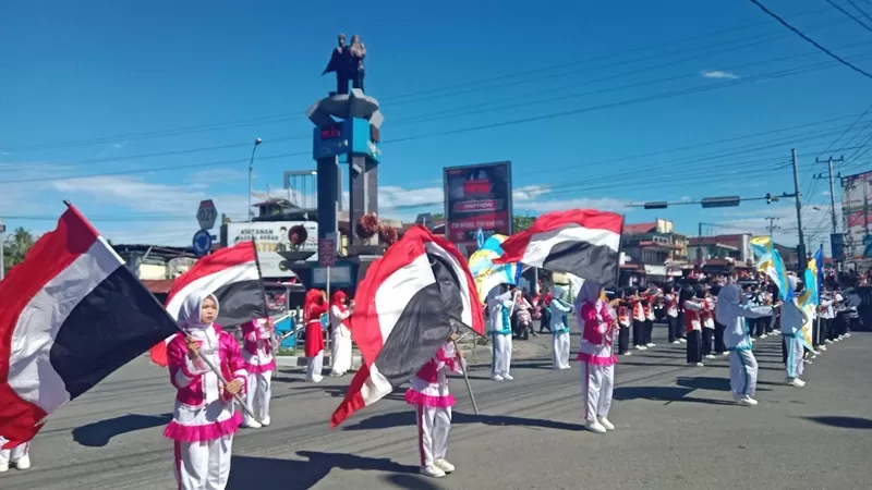 Semarak Hari Ulang Tahun (HUT) ke-81 Kemerdekaan Republik Indonesia di Kabupaten Pasaman Barat diwarnai Pawai Alegoris yang melibatkan peserta didik dari berbagai jenjang satuan pendidikan, Sabtu (15/8/2026). (Foto: Pemkab Pasbar)