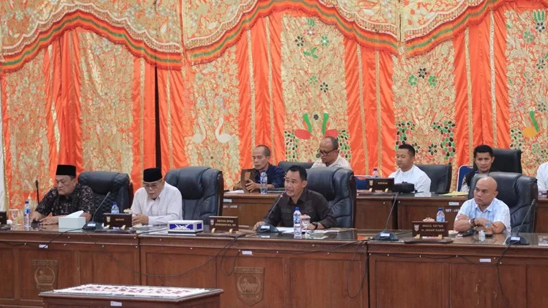 Bupati Pasaman Barat Yulianto saat menyampaikan laporan Badan Anggaran (Banggar) dalam Rapat Paripurna, Jumat (28/8/2026). (Foto: Pemkab Pasbar)