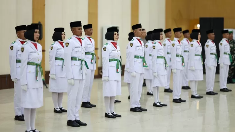 Pengukuhan Paskibra Kota Solok dilakukan langsung oleh Wali Kota Solok, Dr. Ramadhani Kirana Putra, dalam upacara di Gedung Kubuang Tigo Baleh, Sabtu (15/8/2026). (Foto: Pemko Solok)