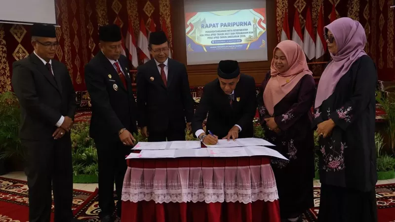 Penandatanganan  Perubahan KUA dan Perubahan PPAS Tahun Anggaran 2026 dalam rapat paripurna DPRD Kota Payakumbuh di ruang sidang DPRD setempat, Jumat (14/8/2026).