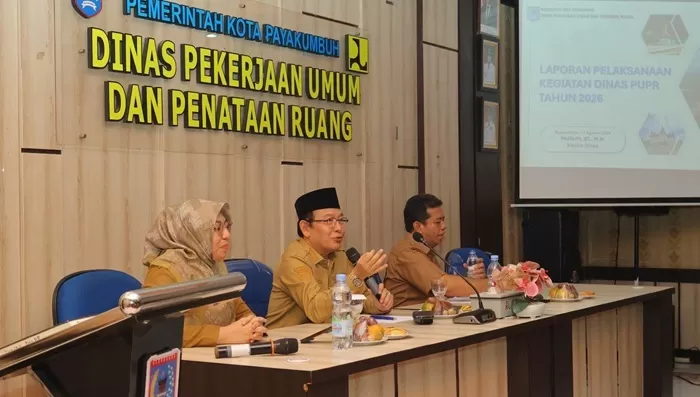 Penegasan Wali Kota Payakumbuh Zulmaeta itu disampaikan saat bertemu pejabat teknis Dinas Pekerjaan Umum dan Penataan Ruang (PUPR) Kota Payakumbuh serta para penyedia jasa di Aula Batang Agam Dinas PUPR, Selasa (11/8/2026). (Foto: Pemko Payakumbuh)