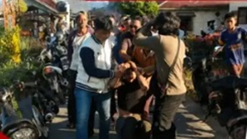  Seorang pria berinisial DS (24) diamankan warga setelah diduga terlibat pencurian kendaraan bermotor (curanmor) di kawasan Simpang Kubu Karikie, Jorong Kubu Nan V, Nagari Batipuh Baruh, Kecamatan Batipuh, Kabupaten Tanah Datar. (Foto: Polres Padang Panjang)
