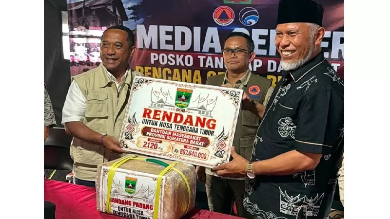 Bantuan rendang Sumbar itu diserahkan langsung Gubernur Sumbar Mahyeldi Ansharullah saat berada di Labuan Bajo, NTT, Selasa (25/8/2026). (Foto: Pemprov Sumbar)
