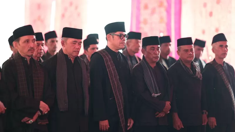 Prosesi pelantikan dan pengukuhan KAN Solok tersebut berlangsung di pelataran Kantor KAN Solok, Rabu (19/8/2026). (Foto: Pemko Solok)