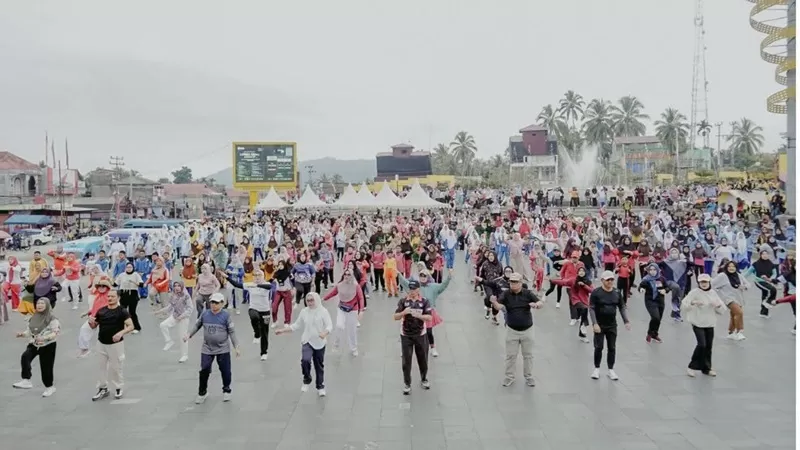 Bupati Solok Selatan H. Khairunas turut hadir dalam kegiatan yang berlangsung bersamaan dengan gelaran Car Free Day (CFD) Pemkab di RTH Padang Aro, Minggu (9/8/2026). (Foto: Pemkab Solsel)