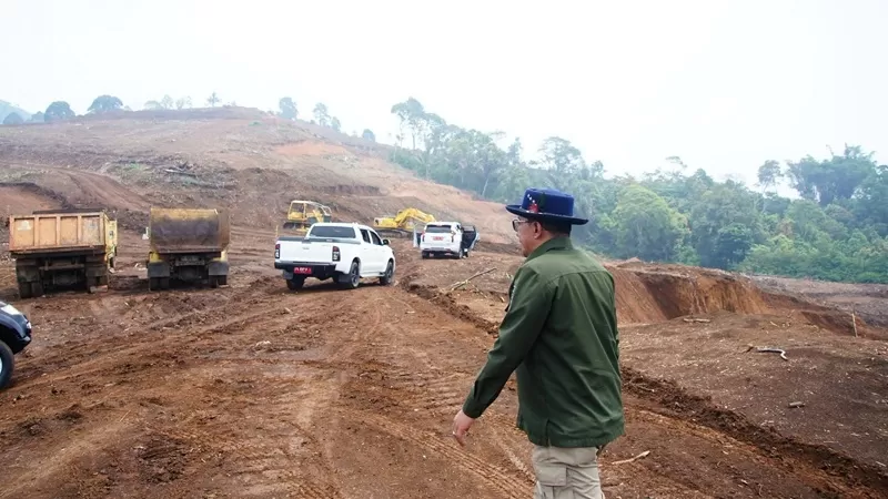 Bupati Tanah Datar Eka Putra bersama Ketua DPRD Tanah Datar Anton Yondra dan Ketua TP PKK Tanah Datar Ny. Lise Eka Putra meninjau langsung lokasi pembangunan, Selasa (25/8/2026). (Foto: Pemkab Tanah Datar)