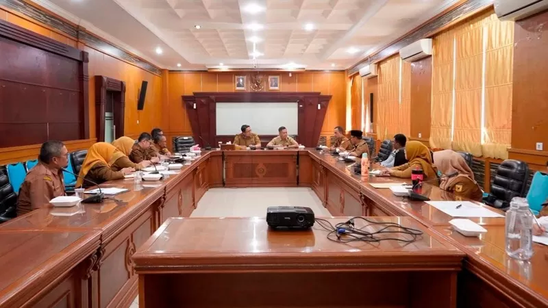 Rapat Koordinasi Pengendalian Inflasi Daerah bersama sejumlah Organisasi Perangkat Daerah (OPD) terkait pelaksanaan Kerja Sama Antar Daerah (KAD) yang dipimpin Wakil Bupati Tanah Datar Ahmad Fadly, S.Psi, di Aula Eksekutif Kantor Bupati, Senin (3/8/2026). (Foto: Pemkab Tanah Datar)