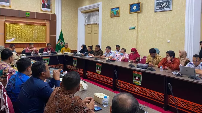 Kesepakatan pengembangan Trans Paliko dibahas dalam rapat koordinasi sinkronisasi implementasi BRT Trans Paliko, pembentukan Tim Akselerasi Angkutan Massal, serta penyusunan nota kesepahaman atau MoU di Ruang Rapat Zainal Bakar, Istana Gubernur Sumatera Barat, Kamis (6/8/2026). (Foto: Pemko Payakumbuh)