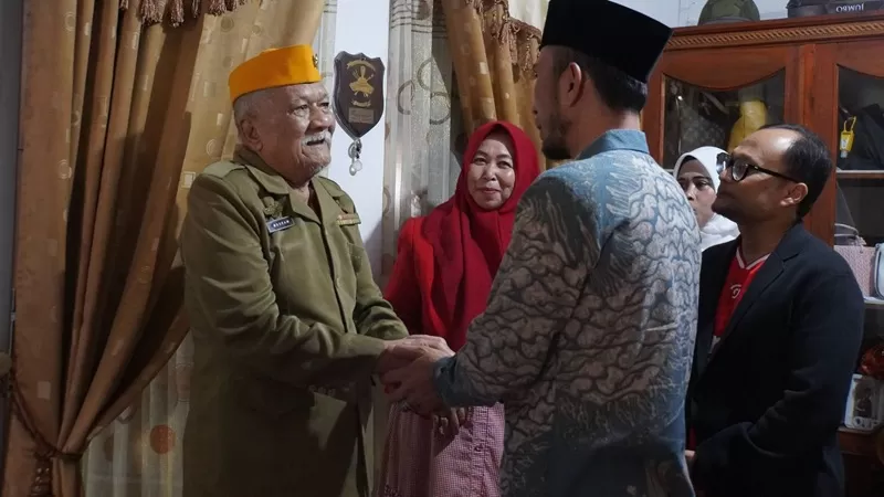 Penyaluran bantuan kepada veteran dan janda veteran itu berlangsung di wilayah Padang Panjang, Batipuh, dan X Koto (Pabasko), Ahad (16/8/2026).  (Foto: Pemko Padang Panjang)