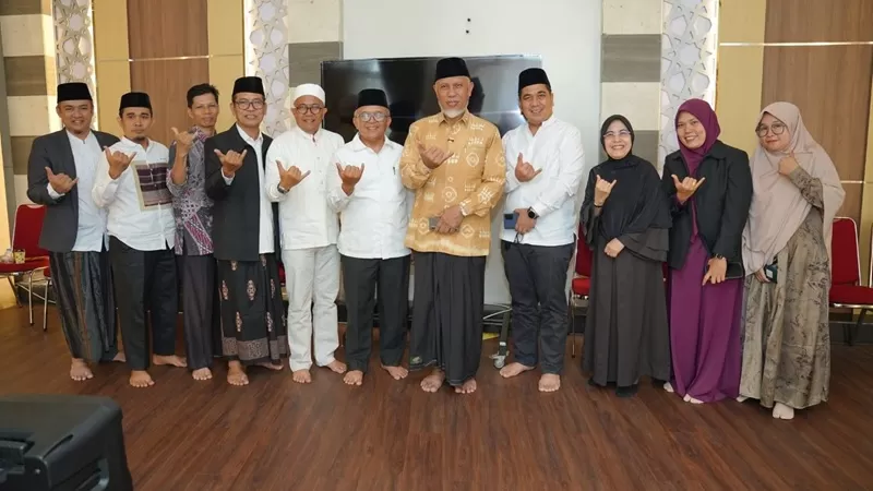  Gubernur Sumatera Barat (Sumbar), Mahyeldi Ansharullah, ketika menerima audiensi dan silaturahmi keluarga besar Lembaga Pengembangan Tilawatil Qur’an (LPTQ) Provinsi Sumbar bersama Dewan Hakim dan para pelatih di Masjid Raya Syekh Ahmad Khatib Al Minangkabawi, Minggu (6/9/2026). (Foto: Pemprov Sumbar)
