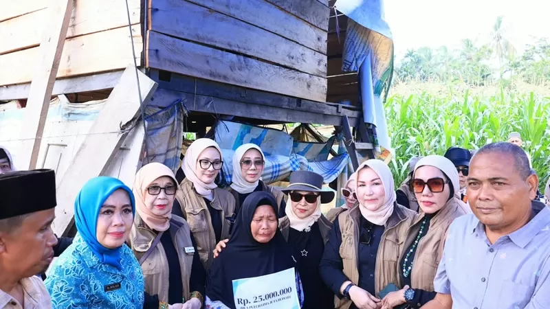  Imas Karti yang tinggal di Nagari Sungai Buluah Timur, Kecamatan Batang Anai. Rumah yang ditempatinya bersama suami dan tiga anak berada di tengah areal pertanian jagung dan dinilai membutuhkan rehabilitasi. (Foto: Pemkab Padang Pariaman)