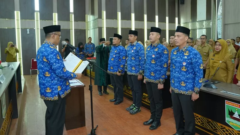 Sekretaris Daerah Provinsi Sumatera Barat (Sekda Sumbar), Arry Yuswandi melantik empat pejabat administrator atau eselon III di lingkungan Pemprov Sumbar di Ruang Pola Lantai III Kantor Gubernur Sumbar, Selasa (1/9/2026) siang. (Dok. Adpim)