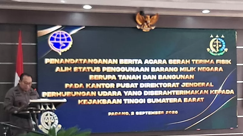 Kepala Kejaksaan Tinggi Sumatera Barat (Kajati Sumbar), Dedie Tri Hariyadi menyampaikan pemaparan terkait penyerahan aset Kementerian Perhubungan (Kemenhub) di Kota Padang. (Dok. Sumbar Daily)