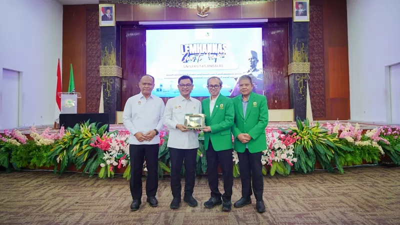 Rektor Universitas Andalas (Unand), Efa Yonnedi didampingi Wakil Rektor (almamater hijau) menerima kunjungan Gubernur Lembaga Ketahanan Nasional Republik Indonesia (Lemhanas RI), TB Ace Hasan Syadzily dan Sekretaris Utama (Sestama) dalam program Lemhanas Goes to Campus. (Dok. PPID Unand)