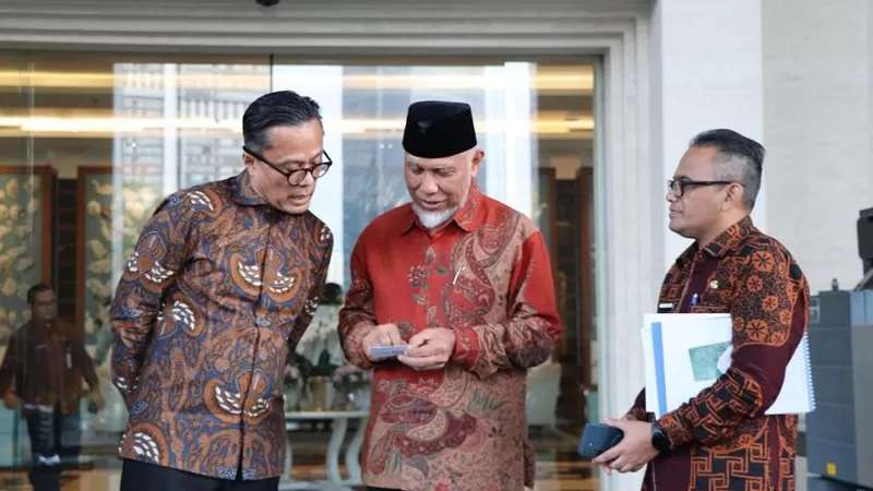 Gubernur Sumatera Barat (Sumbar) Mahyeldi (tengah) didampingi Kepala Biro Administrasi Pimpinan (Karo Adpim), Nolly Eka Mardianto (kanan) bertemu Chief Operating Officer (COO) Danantara, Dony Oskaria (kiri) di Wisma Danantara, Jakarta, Kamis (3/9/2026), membahas peluang investasi untuk sejumlah proyek strategis di Sumbar. (Dok. Adpim)