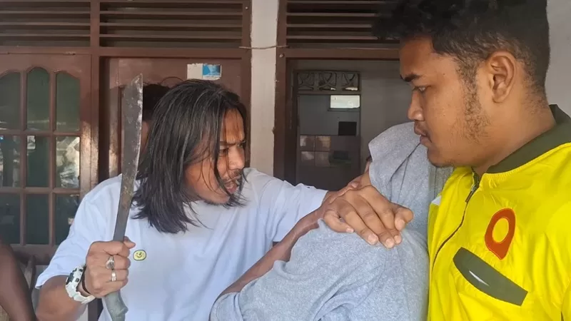 Polisi menangkap pria yang dilaporkan warga mengamuk sambil membawa parang di kawasan Gunung Pangilun, Jumat (4/9/2026) siang. (Dok. Polresta Padang)