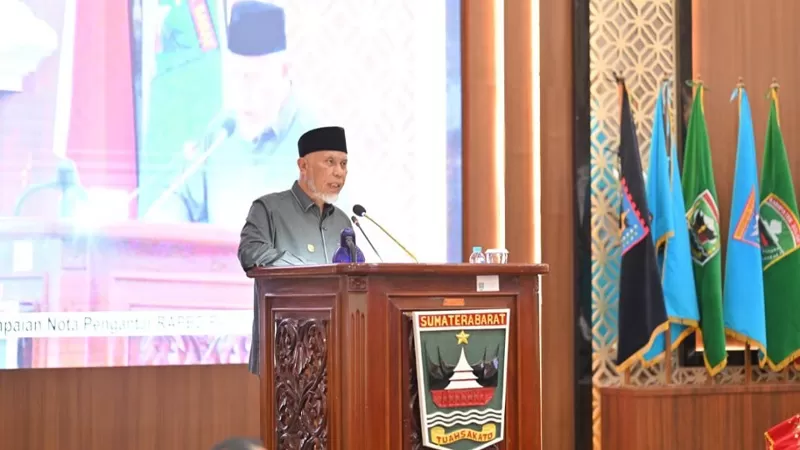 Gubernur Sumatera Barat (Sumbar), Mahyeldi menyampaikan Nota Pengantar Rancangan Perubahan APBD Tahun Anggaran 2026 dalam Rapat Paripurna DPRD Sumbar, Jumat (4/9/2026) siang. (Dok. Adpim)
