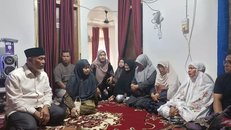 Gubernur Sumbar, Mahyeldi dan istri, Harneli Bahar melayat ke kediaman Kepala Dinas Kebudayaan (Kadisbud) Sumatera Barat, Syaiful Bahri yang meninggal dunia pada Sabtu (5/9/2026) pagi di RSUP Dr M Djamil Padang. (Dok. Adpim)