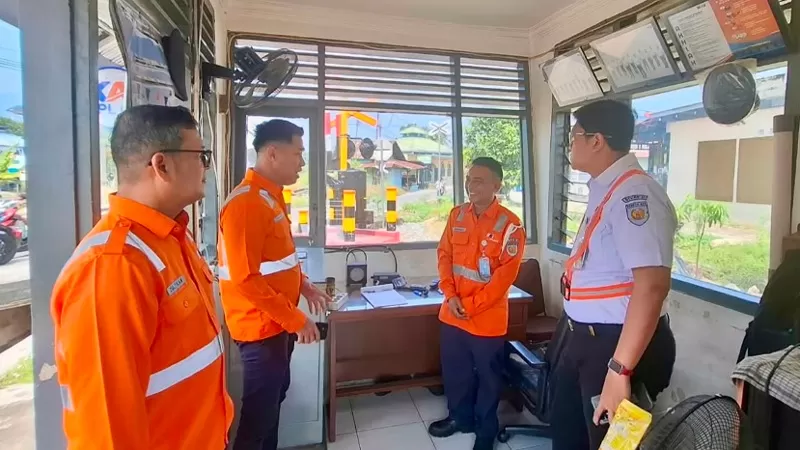 KAI Divre II Sumatera Barat (Sumbar) melakukan Tilik Petugas Jaga Lintasan untuk memastikan kesiapan personel dan fasilitas keselamatan di perlintasan sebidang. (Dok. KAI)