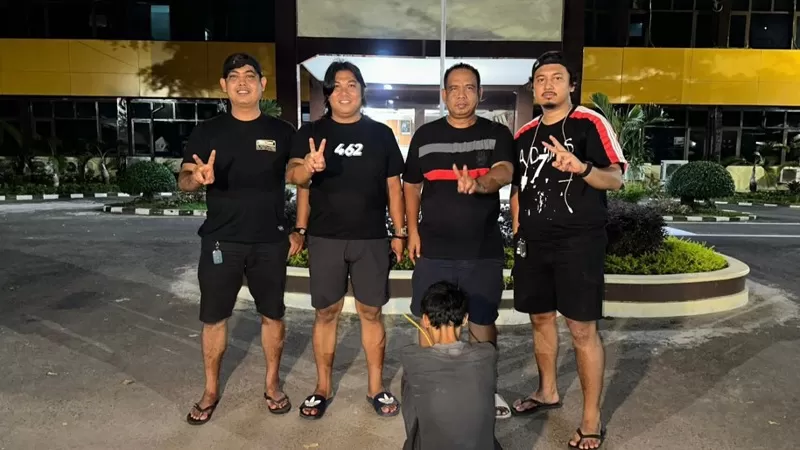 Satreskrim Polresta Padang menangkap pria berinisial MAR yang diduga terlibat pencurian sepeda motor di kawasan Lubuk Begalung, Kota Padang. (Dok. Tim Klewang)