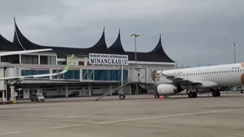 Salah satu maskapai pesawat mendarat di Bandara Internasional Minangkabau (BIM). (Dok. Humas)