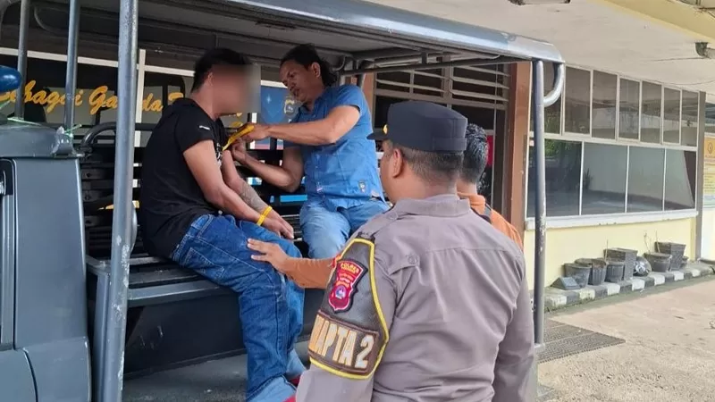 Polres Pariaman menangkap DA (32) yang diduga terlibat tindak pidana pencurian motor (curanmor) dan atau penggelapan sepeda motor di Kota Pariaman. (Dok. Satreskrim)