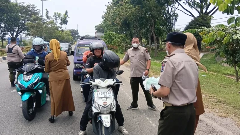 Pemerintah Kota (Pemko) Padang membagikan 11 masker kepada masyarakat, khususnya pengguna jalan, sebagai langkah perlindungan dini di tengah kualitas udara kategori sangat tidak sehat, Senin (7/9/2026) siang. (Dok. BPBD)