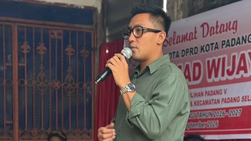Ketua Komisi II DPRD Kota Padang dari Fraksi Gerindra, Rachmad Wijaya, berdialog dengan warga dan tokoh masyarakat dalam kegiatan reses di Kelurahan Rawang, Kecamatan Padang Selatan, Minggu (6/9/2026) siang. Persoalan banjir menjadi salah satu aspirasi utama yang kemudian dikoordinasikan dengan Kementerian PU melalui Balai Cipta Karya Sumbar. (Dok. Tim RWJ)