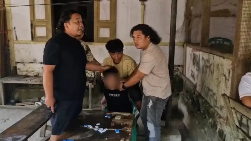 Pelaku dugaan tindak pidana pencurian kendaraan bermotor (curanmor) ditangkap pada Operasi Jaran Lansek Manih Tahun 2026. (Dok. Polres Sijunjung)
