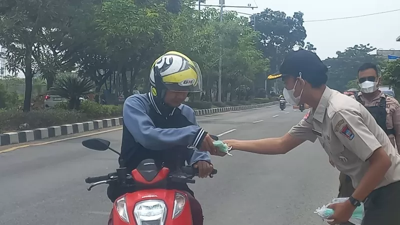 Petugas BPBD Kota Padang bersama unsur terkait membagikan masker kepada warga dan ASN di empat titik strategis Kota Padang, Senin (7/9/2026) siang. (Dok. Pusdalops PB)