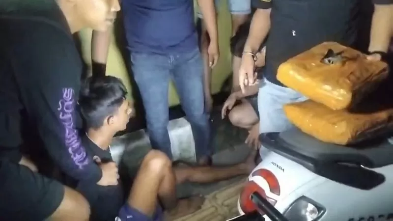 Satuan Reserse Narkoba Polresta Padang menangkap seorang pemuda berinisial R (20) dan mengamankan dua paket besar ganja beserta tas ransel dan telepon seluler (ponsel). R diduga menjadi perantara dalam jual beli narkotika. (Dok. Satres Narkoba Polresta Padang)