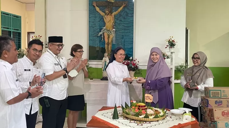 Ketua TP-PKK Sumbar, Harneli Bahar bersama rombongan Pemprov Sumbar dan penghuni Panti Jompo Wisma Cinta Kasih mengikuti rangkaian anjangsana dalam peringatan Hari Jadi Sumbar ke-81 di Padang, Rabu (9/9/2026) pagi. (Dok. Adpim)