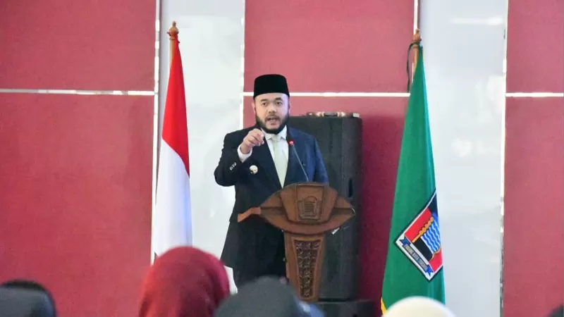 Wali Kota Padang, Fadly Amran memimpin pelantikan dan pengambilan sumpah 234 pejabat di lingkungan Pemko Padang di Aula Bagindo Aziz Chan, Kantor Balai Kota Padang, Rabu (9/9/2026) siang. (Dok. Diskominfo)
