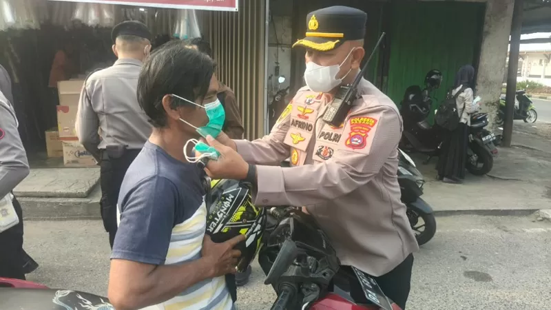 Kapolsek Koto Tangah, Kompol Afrino Chaniago bersama jajaranmembagikan masker gratis kepada pengendara kendaraan bermotor dan masyarakat di Simpang Pasar Tabing, Kelurahan Bungo Pasang, Kecamatan Koto Tangah, Padang, Rabu (9/9/2026) siang. (Dok. Polsek Koto Tangah)