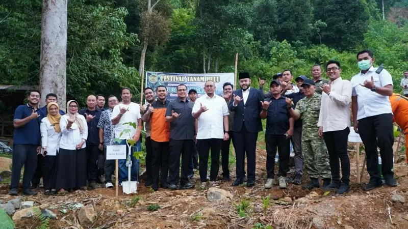 Wali Kota Padang, Fadly Amran bersama Wakil Ketua Komisi VI DPR RI, Andre Rosiade menghadiri Penanaman Perdana Festival Tanam Hulu di kawasan Guo, Kelurahan Kuranji, Kecamatan Kuranji, Rabu (9/9/2026) siang. (Dok. Diskominfo)