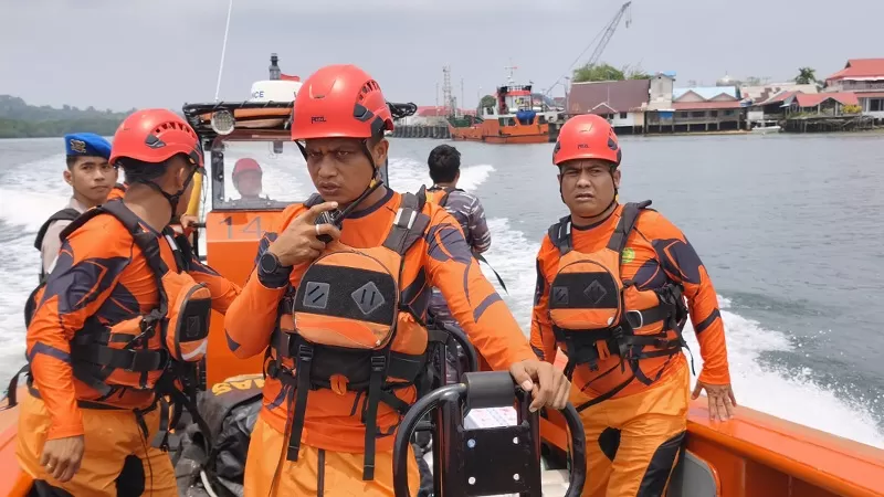 Operasi SAR gabungan dilakukan setelah KMP Gambolo mengalami gangguan navigasi akibat propeler kanan terbelit tali rabo saat dalam perjalanan dari Dermaga Bungus, Padang, menuju Sikakap, Mentawai. Sebanyak 97 penumpang dan awak kapal dilaporkan selamat.