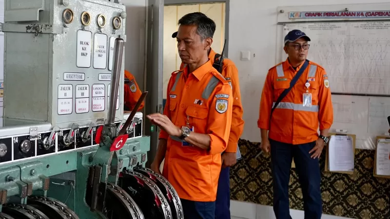 Kepala KAI Divre II Sumbar, Lutfi Wijaya bersama jajaran manajemen melakukan pengecekan lintas menggunakan lori dresin di jalur Padang-Teluk Bayur-Bukit Putus-Pauh Lima-Indarung, Kamis (10/9/2026) siang. (Dok. KAI)