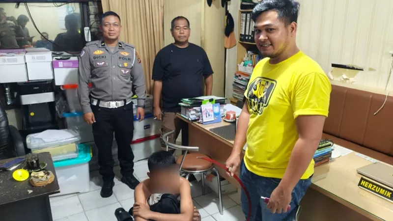 Timsus Polresta Padang mengamankan senjata tajam dalam patroli dan penindakan terhadap dugaan gangguan kamtibmas di Kota Padang. (Dok. Humas)