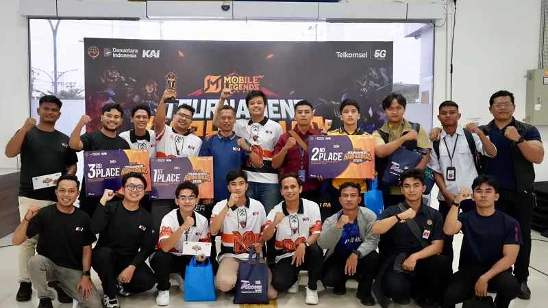 Tim Lambut dari KAI Divre II Sumbar berhasil meraih Juara I Tournament E-Sport Mobile Legends dalam rangka Harhubnas 2026 setelah kompetisi berlangsung selama dua hari di Peron Bandara Stasiun Padang. (Dok. KAI)