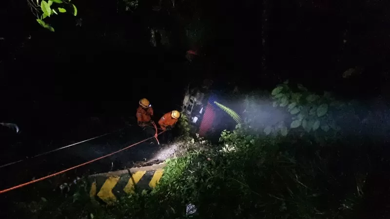 Tim SAR gabungan melakukan evakuasi dan pemeriksaan di jurang setelah kecelakaan kendaraan di Kelok S Sitinjau Lauik, Kecamatan Lubuk Kilangan, Kota Padang, Sabtu (12/9/2026) dini hari. (Dok. Basarnas)