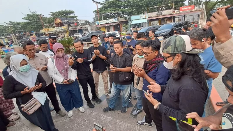 Puluhan insan pers Sumatera Barat dari berbagai organisasi mengikuti doa bersama untuk lima jurnalis dan tiga kru kapal yang masih dinyatakan lost contact di perairan Selat Sunda, di Tugu IORA, kawasan Pantai Padang, Sabtu (12/9/2026) sore. (Dok. Sumbar Daily)