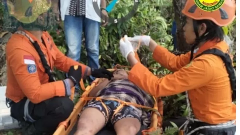 Tim SAR melakukan proses evakuasi terhadap pemancing yang terjatuh ke laut setelah dihantam ombak di kawasan Bukit Lampu, Kota Padang pada Minggu (13/9/2026) pagi. (Dok. Basarnas)