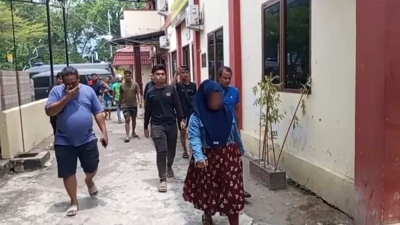 Tim 1 Unit Pidum Satreskrim Polres Bungo dibantu Tim Klewang Polresta Padang menangkap tersangka dugaan penipuan atau penggelapan uang arisan pada Jumat (11/9/2026) siang. Pelaku sempat kabur ke kediaman suaminya di Kota Padang. (Dok. Polres Bungo)