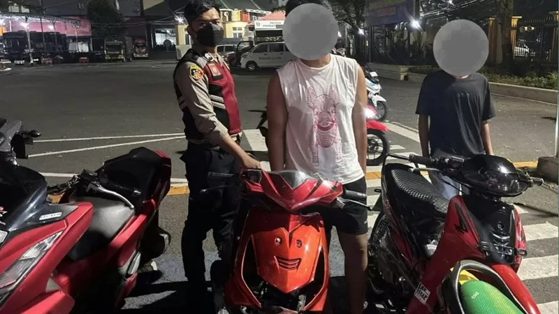 Lima motor dengan spesifikasi tidak standar diamankan Tim 1 Patroli Presisi Polresta Padang dalam patroli malam untuk mengantisipasi balap liar dan gangguan kamtibmas. (Dok. Humas)